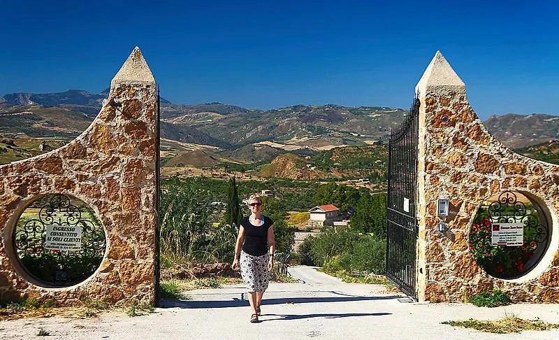 Ciuci'S Manor Villa Aragona Farm stay